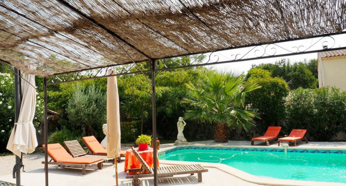 terrasse donnant sur  la piscine